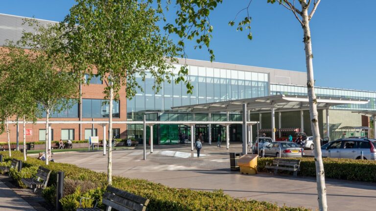 Acusan a médico británico de abusos a 38 pacientes