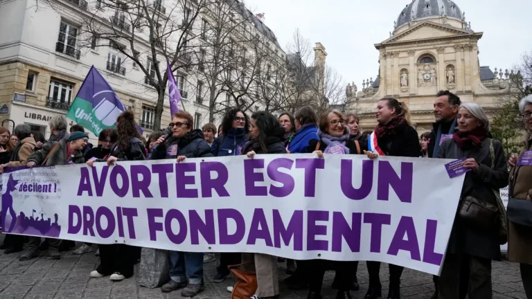 Francia aprueba ley para rehabilitar a mujeres condenadas por abortar