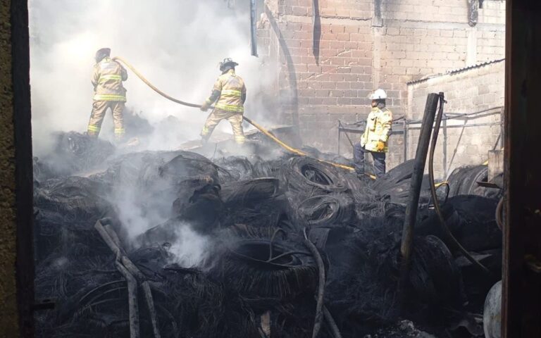 Jet ejecutivo se desploma cerca del aeropuerto de Toluca; mueren 10
