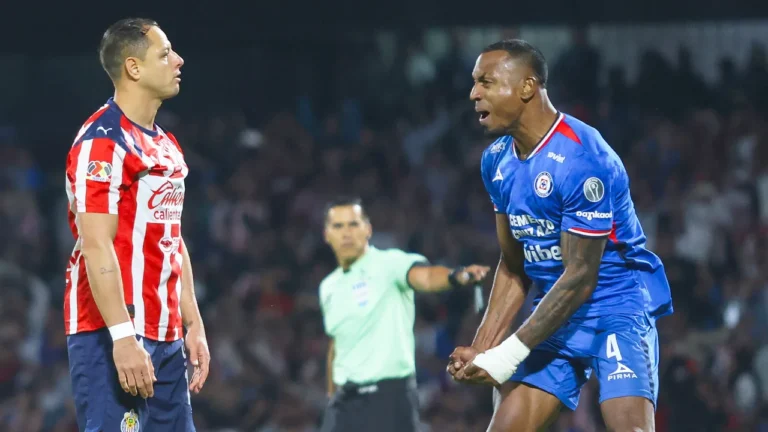 Chivas queda fuera; Cruz Azul avanza tras fallar Chicharito un penal