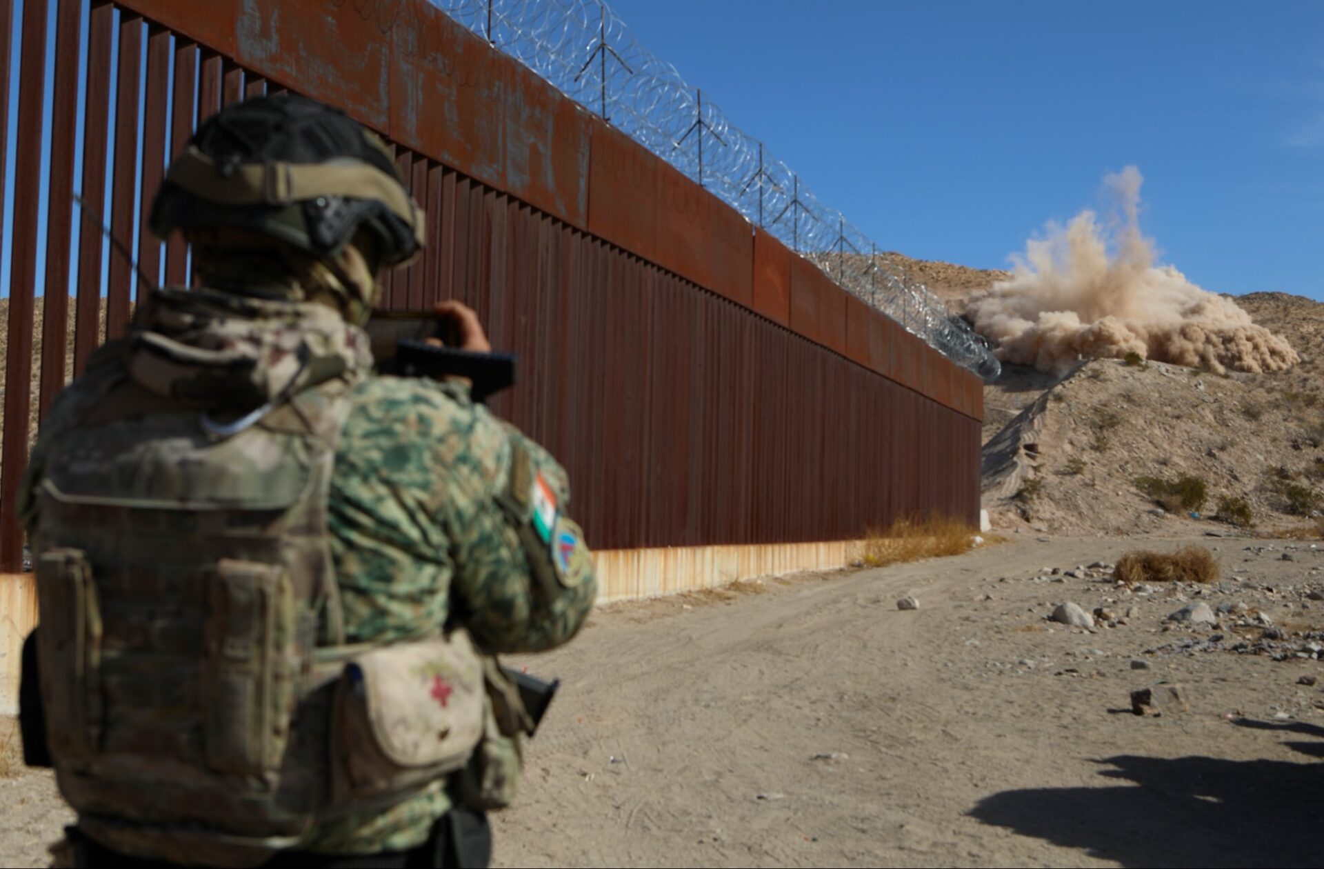 10 Detonan dinamita para ampliar muro en frontera Juárez–EU