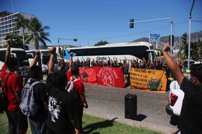Normalistas de Ayotzinapa protestan por los 43 desaparecidos