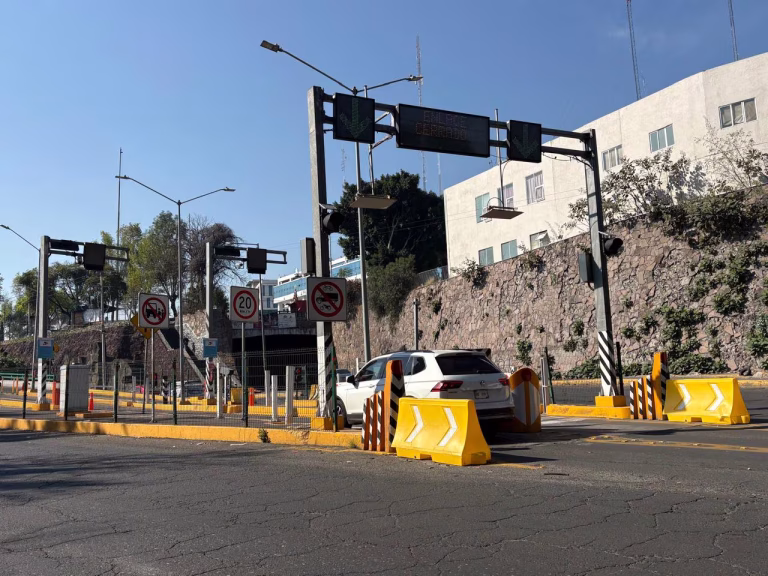 Activan sistema antievasión con picos en autopistas