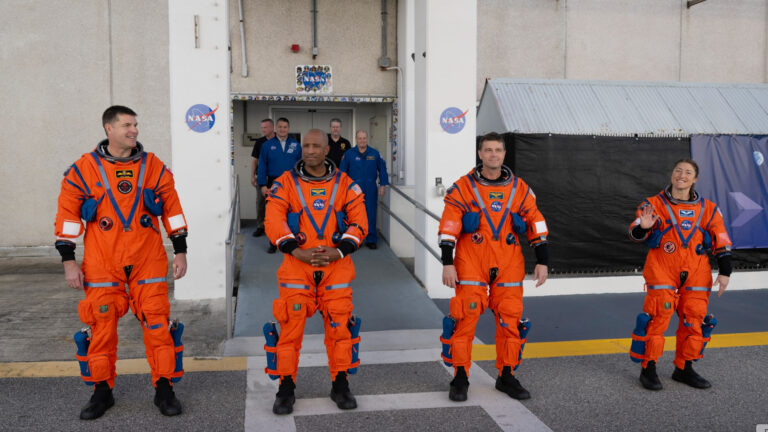 Astronautas de Artemis II entran en cuarentena rumbo a la Luna