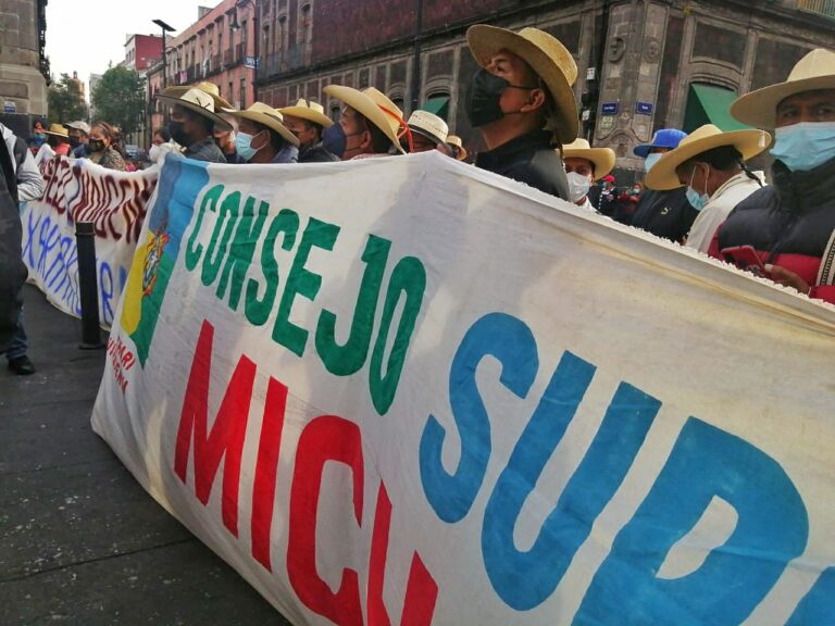 Comunidades indígenas bloquean carreteras en Michoacán por autogobierno y recursos