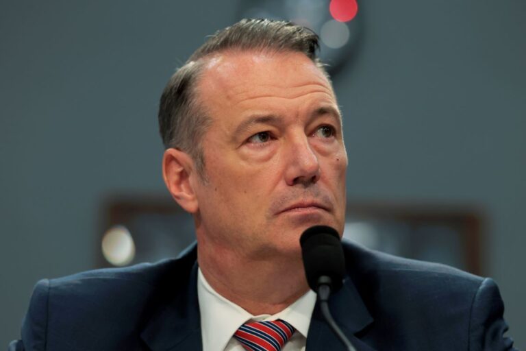 Juez cita a jefe del ICE por incumplir audiencias migratorias