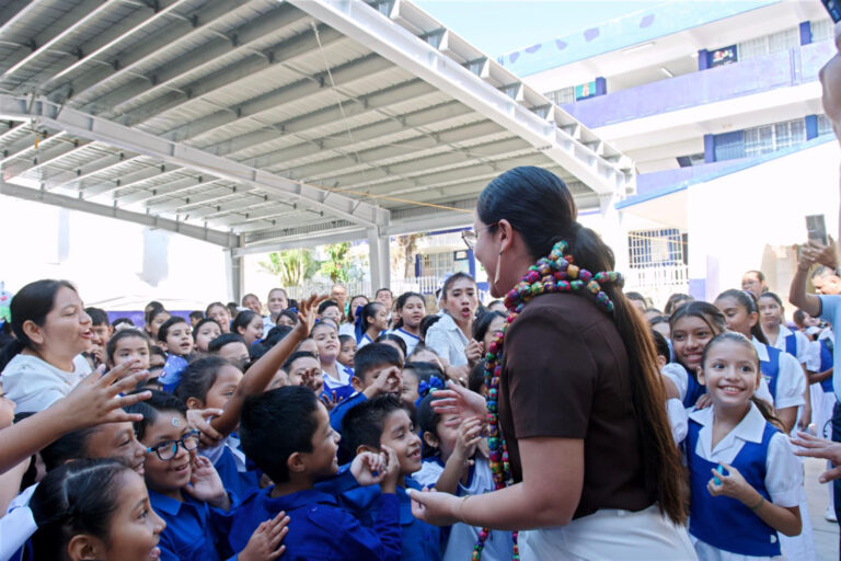 Escuela Altamirano celebra 120 años con caminata en Acapulco