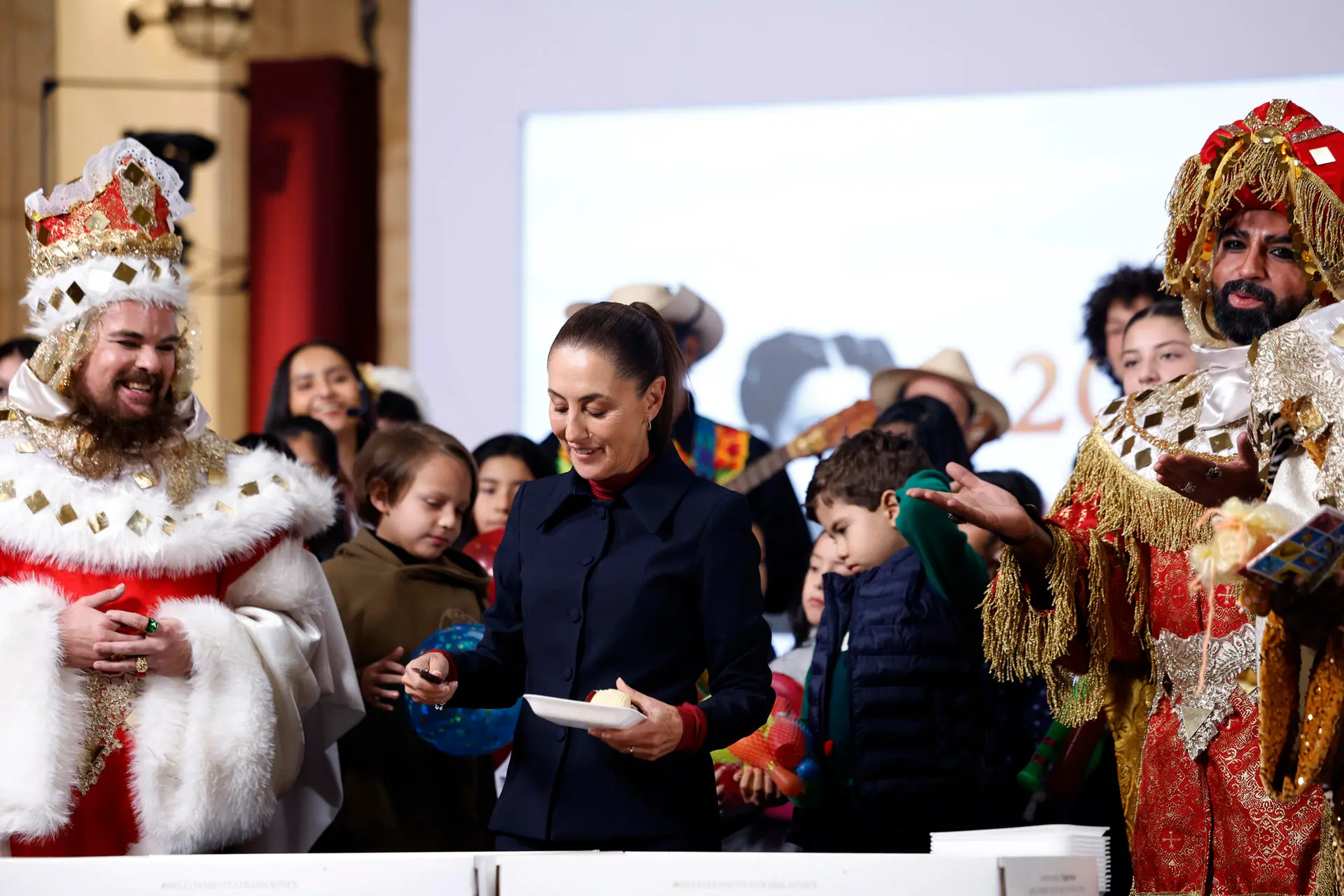 3 Sheinbaum celebra Día de Reyes con niñas y niños en Palacio