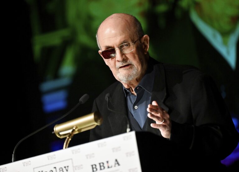 Rushdie alerta sobre violencia política en EU en Sundance