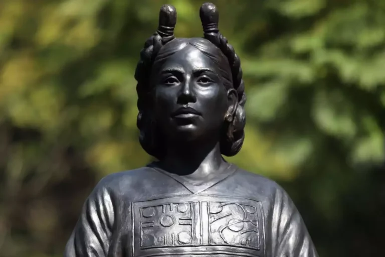 Sheinbaum devela monumentos a mujeres indígenas en Reforma