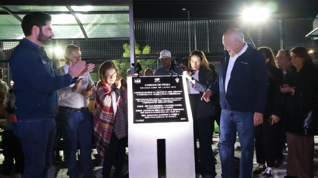 Entrega Gobernador Víctor Castro nueva cancha deportiva en la colonia 8 de Octubre; en el municipio de La Paz