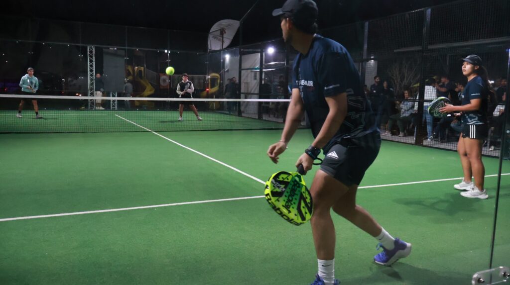 Entrega Gobernador Víctor Castro nueva cancha deportiva en la colonia 8 de Octubre; en el municipio de La Paz