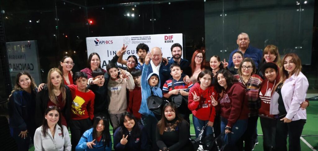 Entrega Gobernador Víctor Castro nueva cancha deportiva en la colonia 8 de Octubre; en el municipio de La Paz