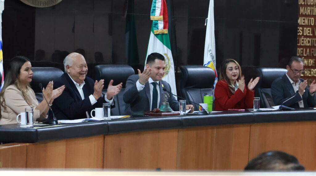 Acude Gobernador VMCC al 51 aniversario de la promulgación de la Constitución Política de BCS