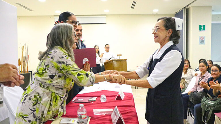 Reconoce Gobierno de BCS a trabajadores de salud estatal poraños de servicio