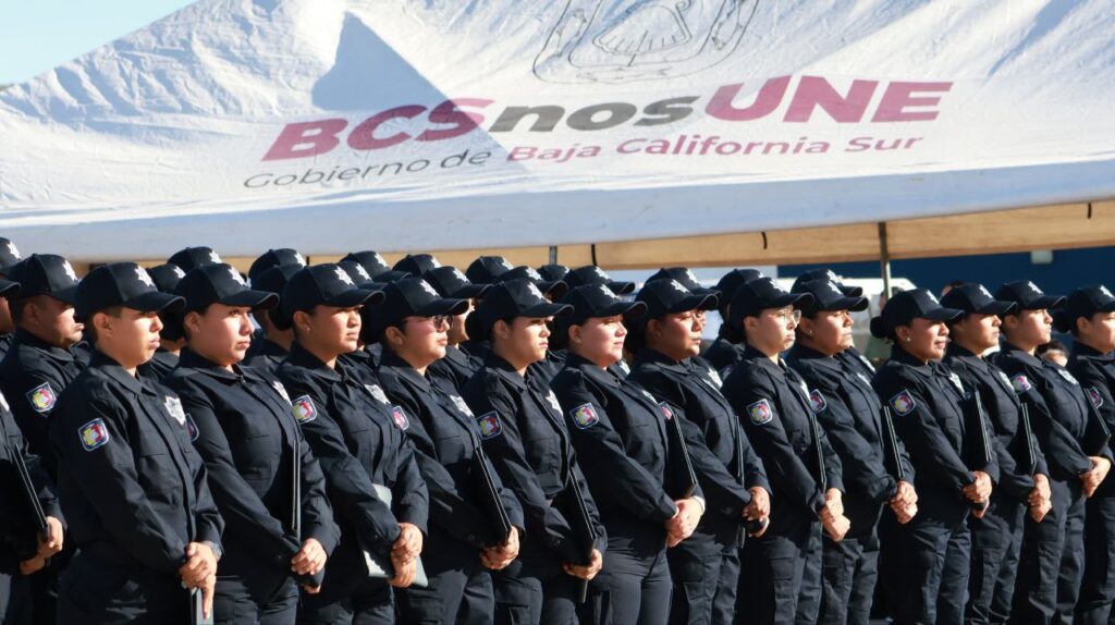 Encabeza gobernador Víctor Castro el egreso de 176 policías que reforzarán la seguridad en BCS