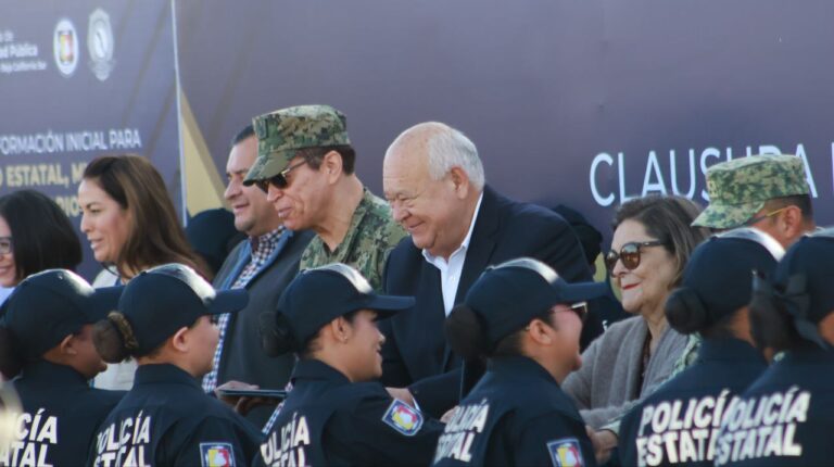 Encabeza gobernador Víctor Castro el egreso de 176 policías que reforzarán la seguridad en BCS