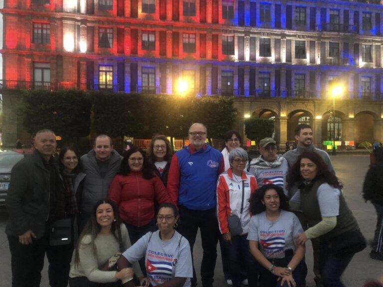 Solidaridad con Cuba reúne 226 toneladas de ayuda en el Zócalo