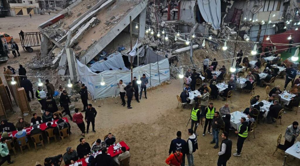 Palestinos rezan entre ruinas en Gaza durante Ramadán 1 Palestinos rezan entre ruinas en Gaza durante Ramadán