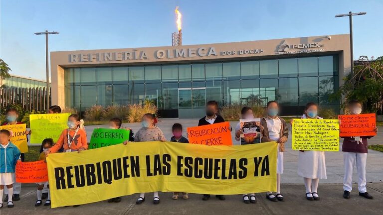 Padres protestan en Dos Bocas por presunta contaminación