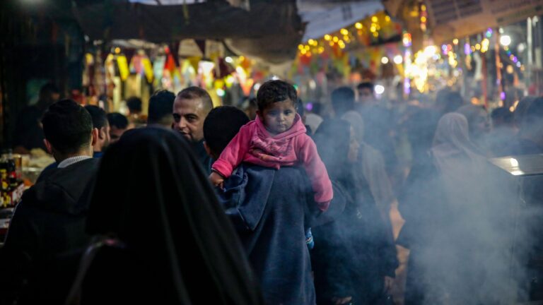 Palestinos rezan entre ruinas en Gaza durante Ramadán