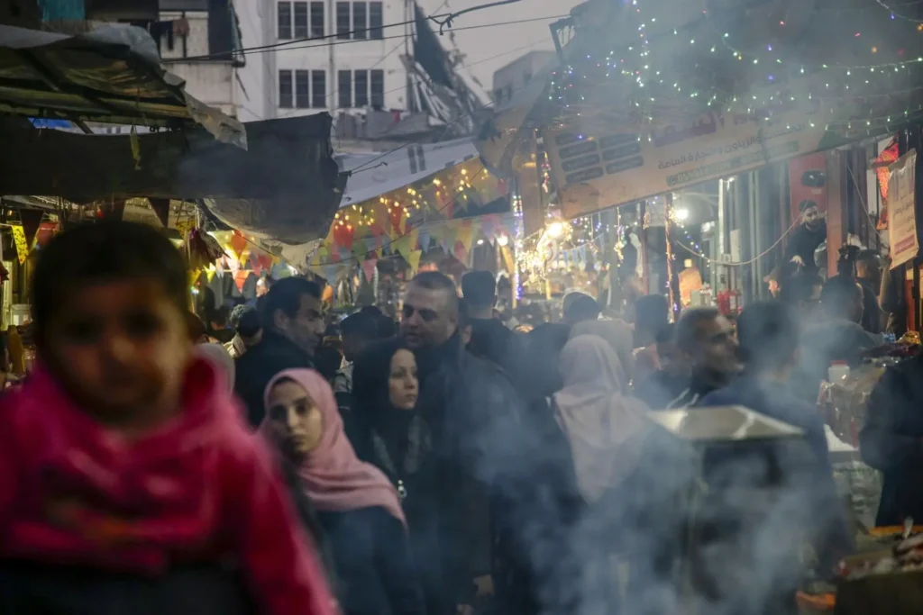 Palestinos rezan entre ruinas en Gaza durante Ramadán 2 Palestinos rezan entre ruinas en Gaza durante Ramadán