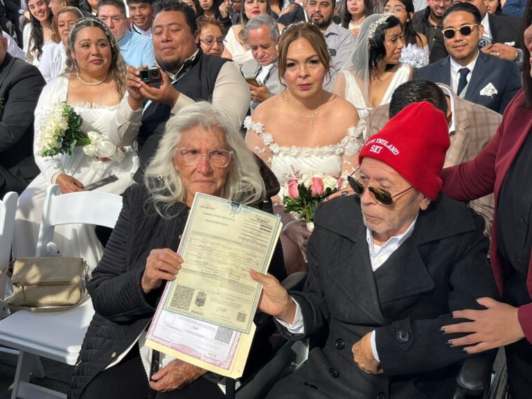 Mil 900 parejas se casan en bodas colectivas en avenida Revolución