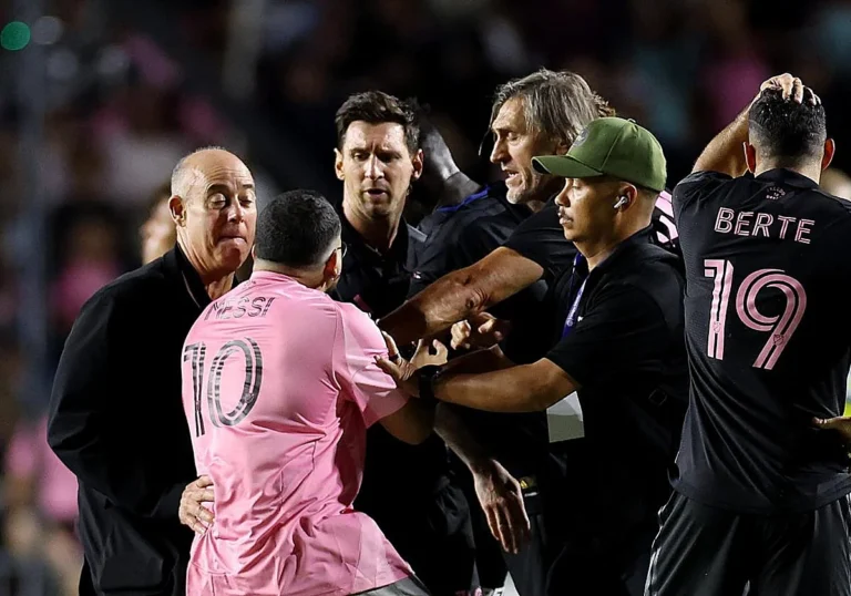 Aficionado derriba a Messi tras amistoso en Puerto Rico