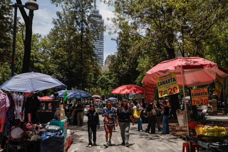 Sheinbaum pide diálogo en reordenamiento de ambulantes