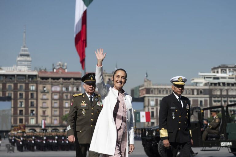 Sheinbaum encabeza Marcha de la Lealtad en el Zócalo