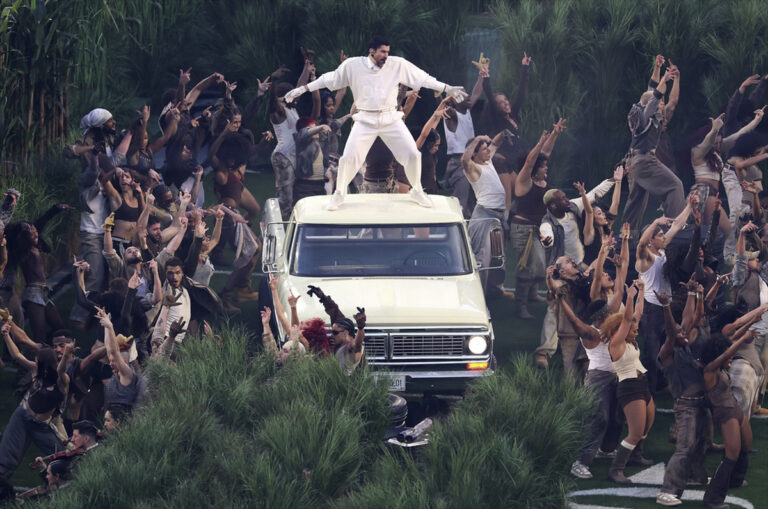 Trump arremete contra Bad Bunny por show del Supertazón 60