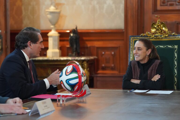 Coca-Cola anuncia inversión y llega trofeo del Mundial 2026