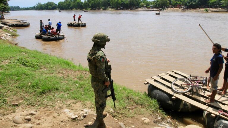 Marina enfrenta a presuntos traficantes de combustible en el río Suchiate