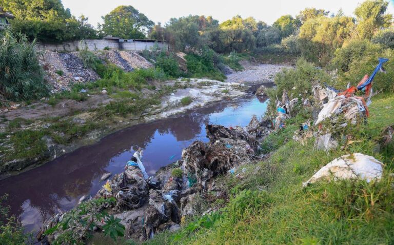 Avanza saneamiento del río Atoyac; eliminan 109 descargas