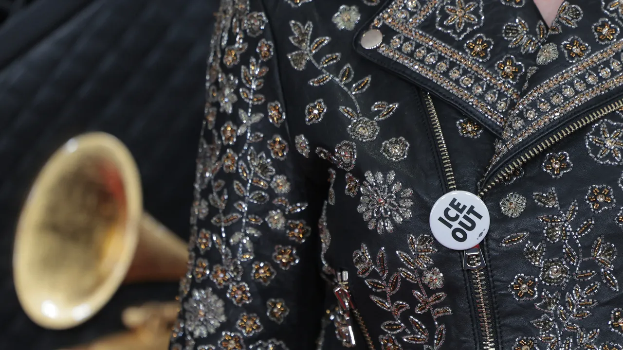 3 Grammy 68: artistas apoyan a migrantes y critican a ICE