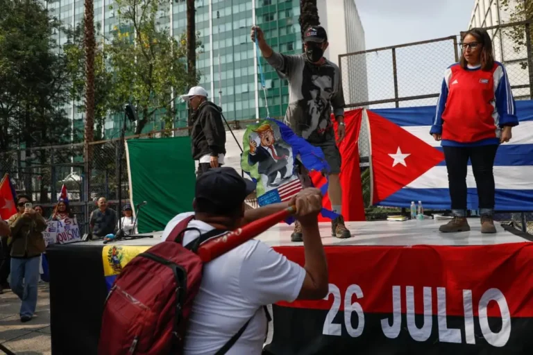 Protestan en Reforma contra aranceles de Trump a Cuba