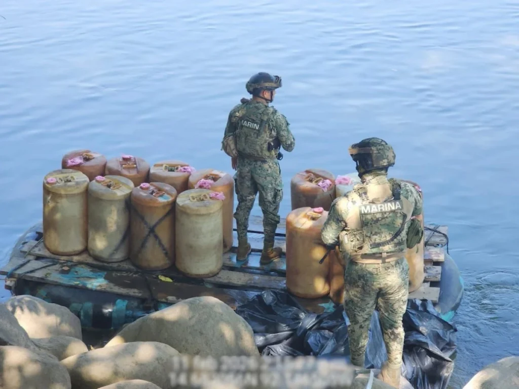 Marina enfrenta a presuntos traficantes de combustible en el río Suchiate 1 Marina enfrenta a presuntos traficantes de combustible en el río Suchiate