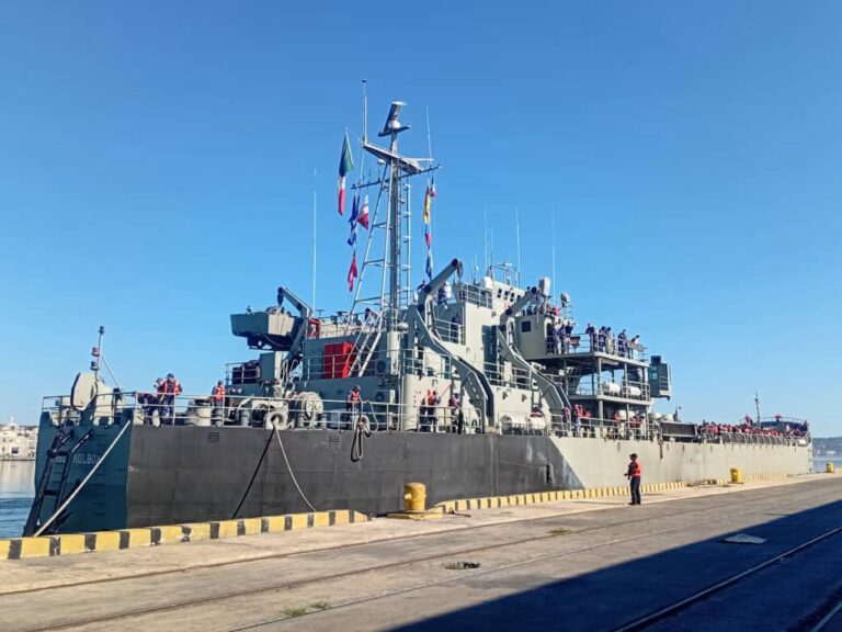 Arriba a Cuba ayuda humanitaria enviada por México