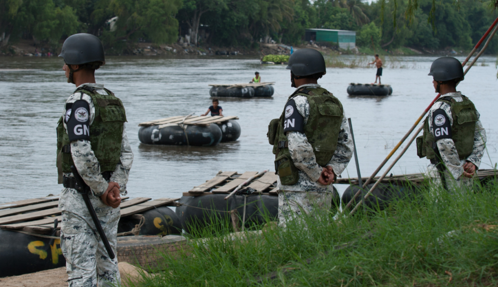Marina enfrenta a presuntos traficantes de combustible en el río Suchiate 2 Marina enfrenta a presuntos traficantes de combustible en el río Suchiate