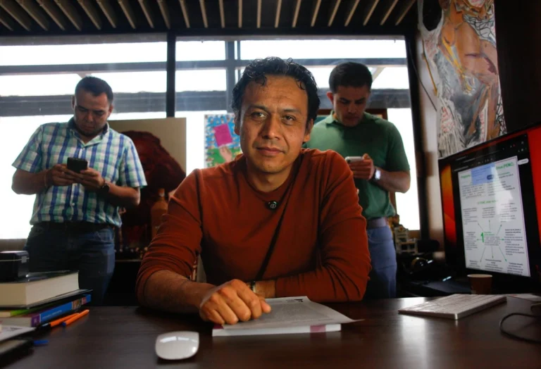 Marx Arriaga mantiene protesta en defensa de la NEM y los LTG