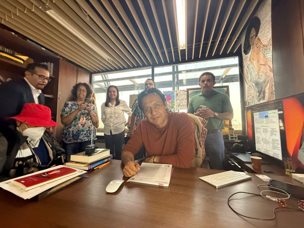 Marx Arriaga mantiene protesta en defensa de la NEM y los LTG 1 Marx Arriaga mantiene protesta en defensa de la NEM y los LTG