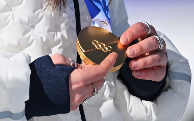 Investigan medallas dañadas en Juegos de Invierno Milán-Cortina