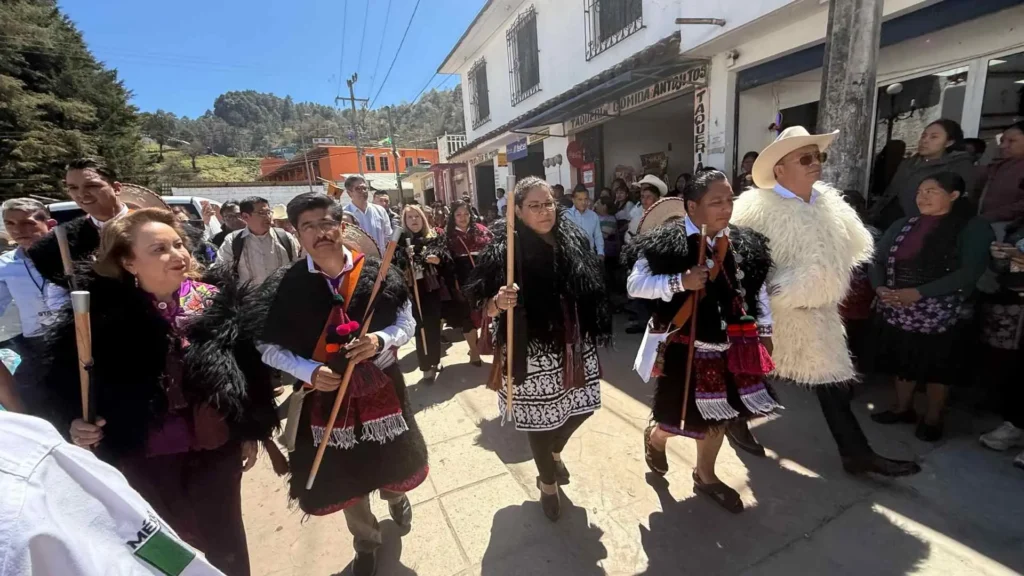 Suprema Corte sesiona en Tenejapa, Chiapas, por autogobierno indígena 1 Suprema Corte sesiona por primera vez en plaza pública indígena