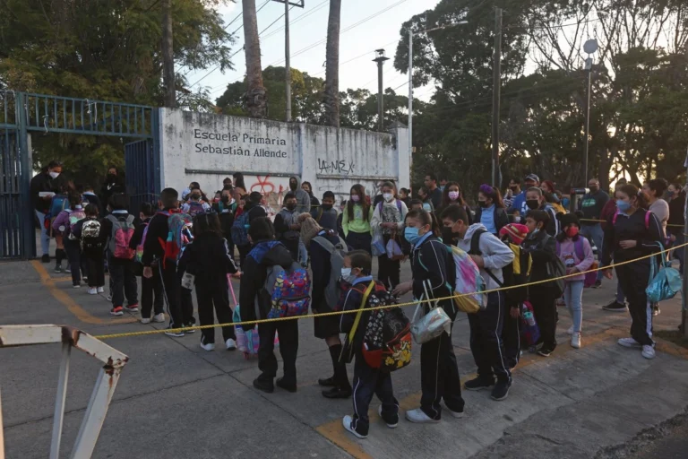 Suspenden clases en ocho estados por bloqueos tras muerte de El Mencho