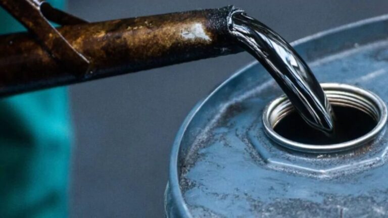 Petróleo cae por reservas y tránsito en Ormuz