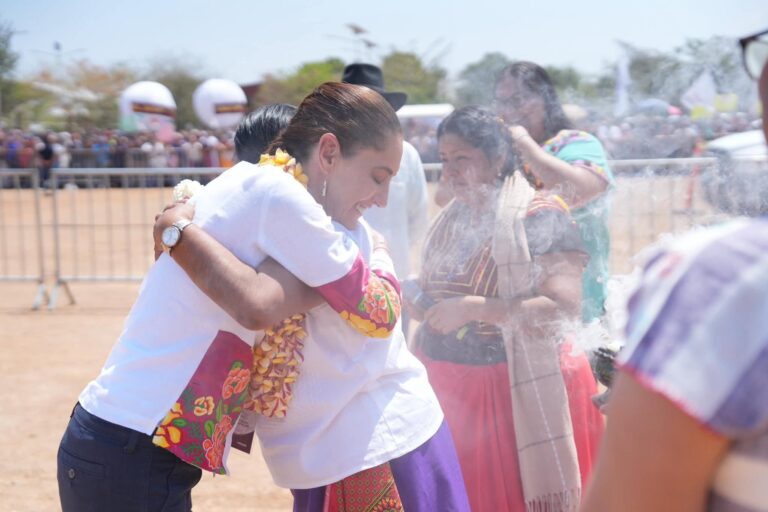 Sheinbaum reconoce a mujeres indígenas en Oaxaca