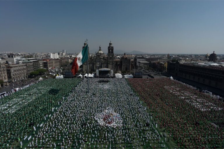 Clase masiva en Zócalo rompe récord Guinness rumbo al Mundial