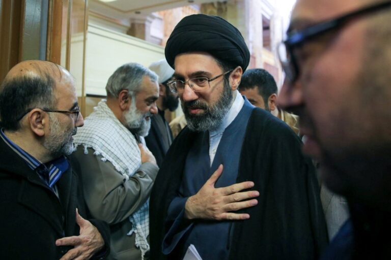Líder supremo de Irán pide mantener cerrado Ormuz