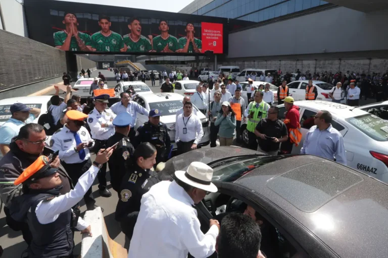 Sheinbaum pide diálogo por taxis y apps en el AICM