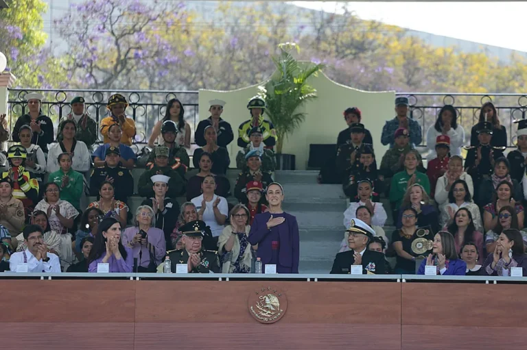 Sheinbaum reconoce a mujeres de Fuerzas Armadas en el 8M